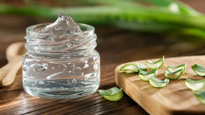 aloe vera gel - ilustrasi berita Andalan Pereda Kulit Sensitif: Panduan Memilih Aloe Vera Gel