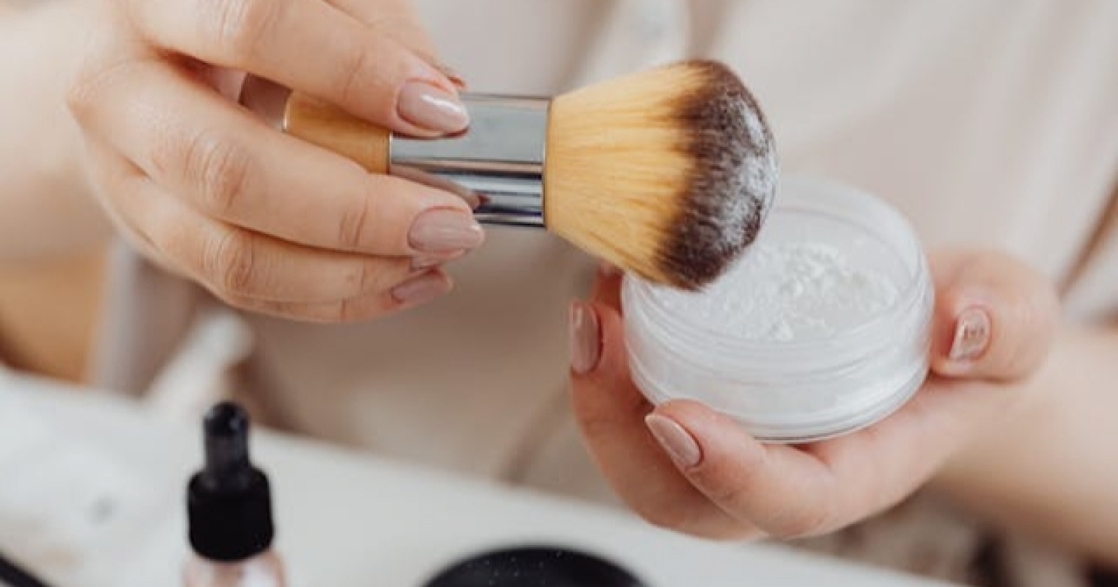 bedak tabur lokal 7 Pilihan Bedak Tabur Lokal untuk Makeup Sehari-hari yang… bedak tabur lokal - ilustrasi berita 7 Pilihan Bedak Tabur Lokal untuk Makeup Sehari-hari yang Ringan