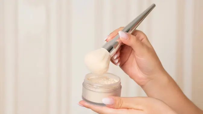 bedak tabur viral Bedak Tabur Viral: Rahasia Makeup Lebih Mulus dan Bebas Kilap bedak tabur viral - ilustrasi berita Bedak Tabur Viral: Rahasia Makeup Lebih Mulus dan Bebas Kilap