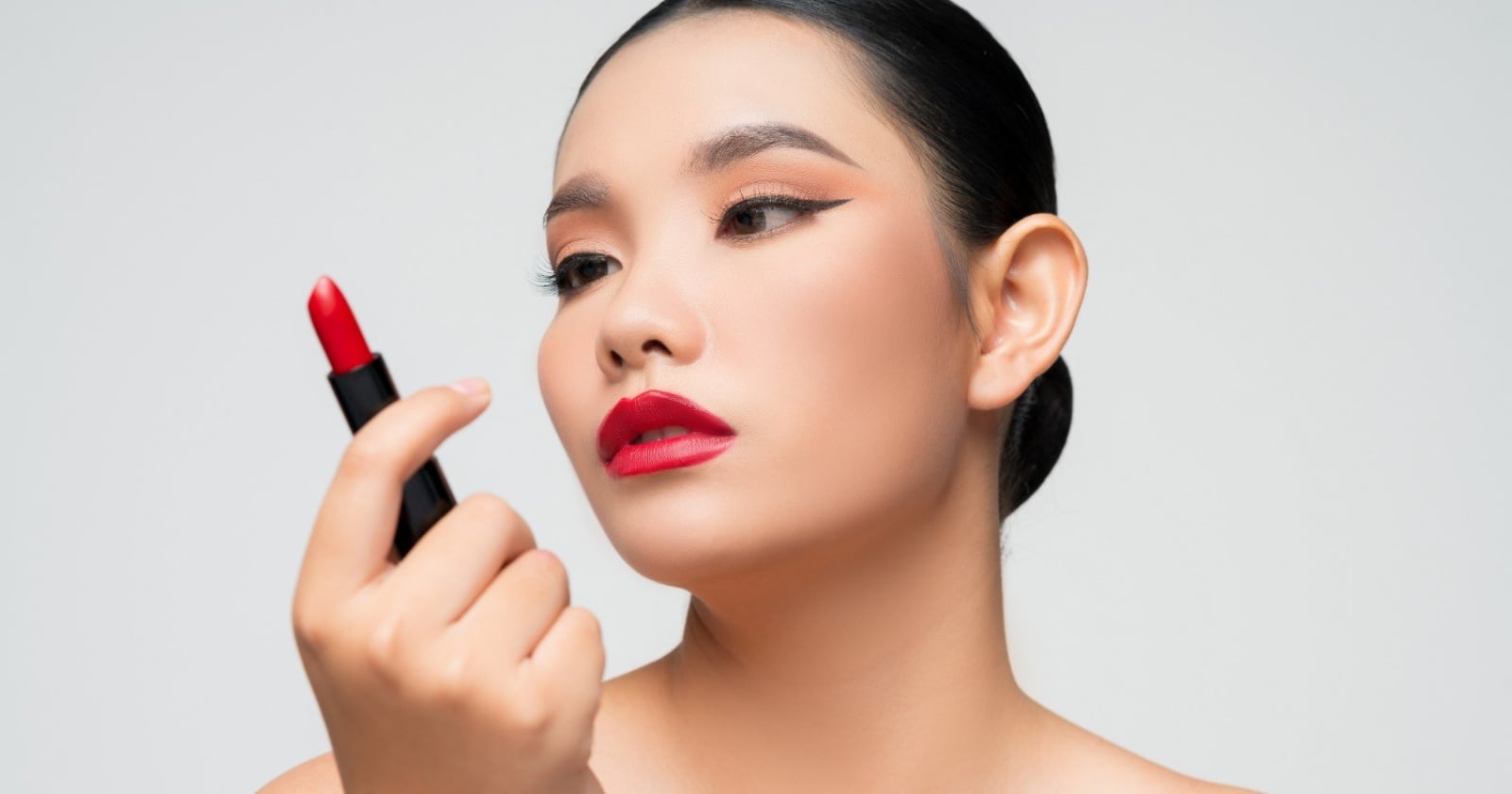lipstik cair dan padat - ilustrasi berita Memilih Antara Lipstik Cair dan Padat: Kelebihan dan Kekurangannya