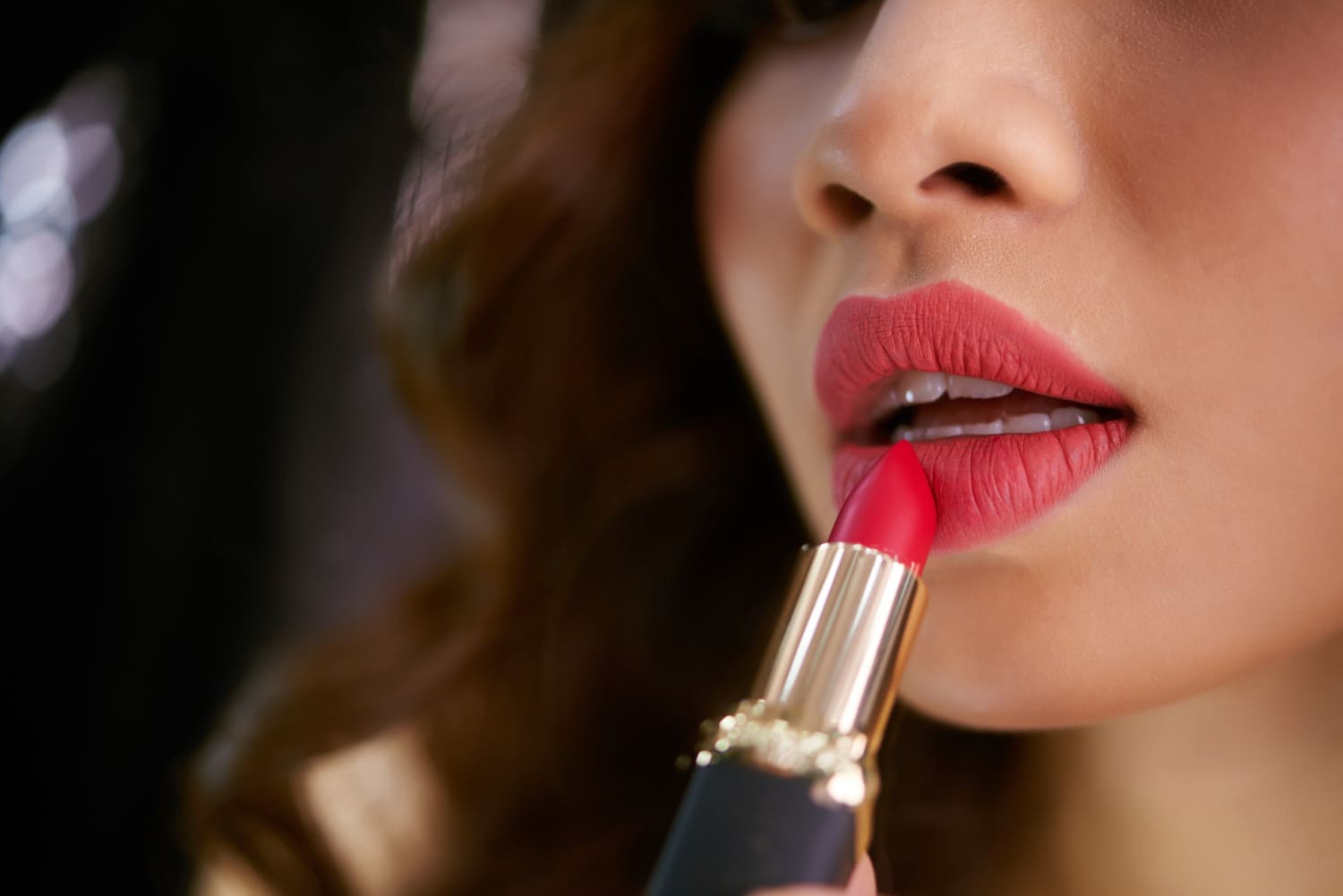 lipstik tahan lama - ilustrasi berita Empat Cara Sederhana Agar Lipstik Tahan Lama Sepanjang Hari