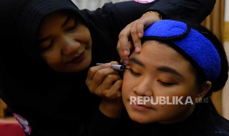 makeup kesehatan mental - ilustrasi berita Makeup Kesehatan Mental: Bagaimana Makeup Dapat Mendukung Kesehatan Mental…