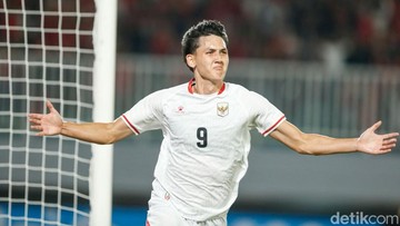 mitchell baker - ilustrasi berita Mengenal Mitchell Baker, Pemain 196 cm yang Cetak Hat-trick di Piala AFF