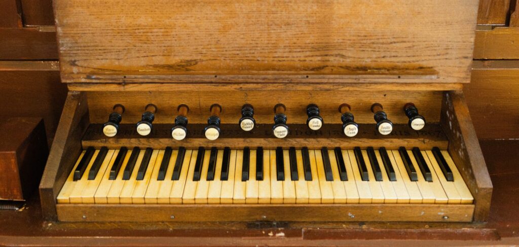 organ gereja tua - ilustrasi berita Michael Cloud Duguay menempuh 3.000 km untuk merekam organ gereja tua di…