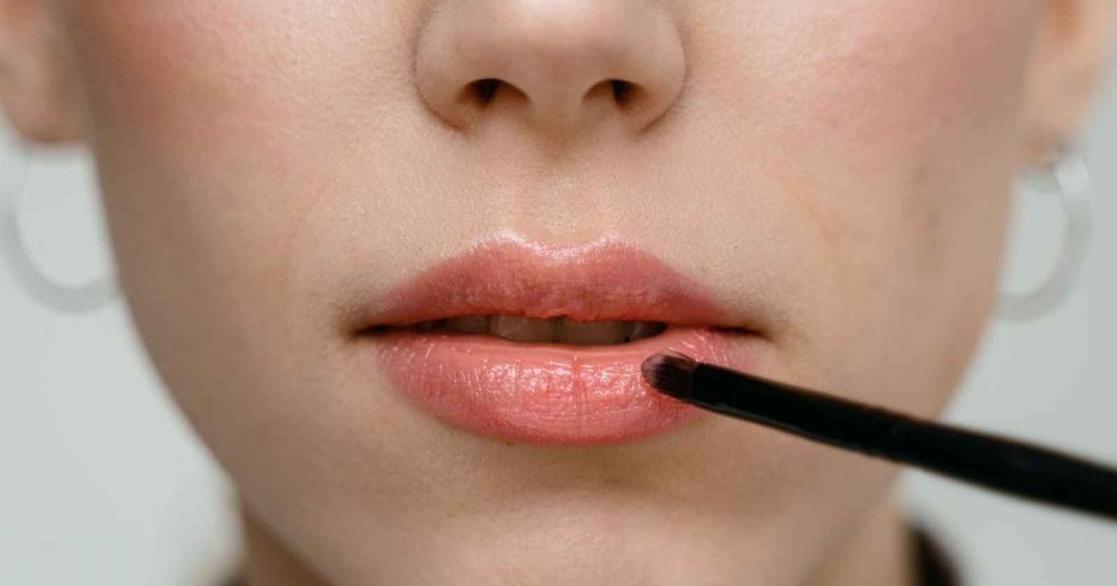 perawatan bibir - ilustrasi berita Lip Skinification: Lipstik yang Berperan sebagai Perawatan Bibir