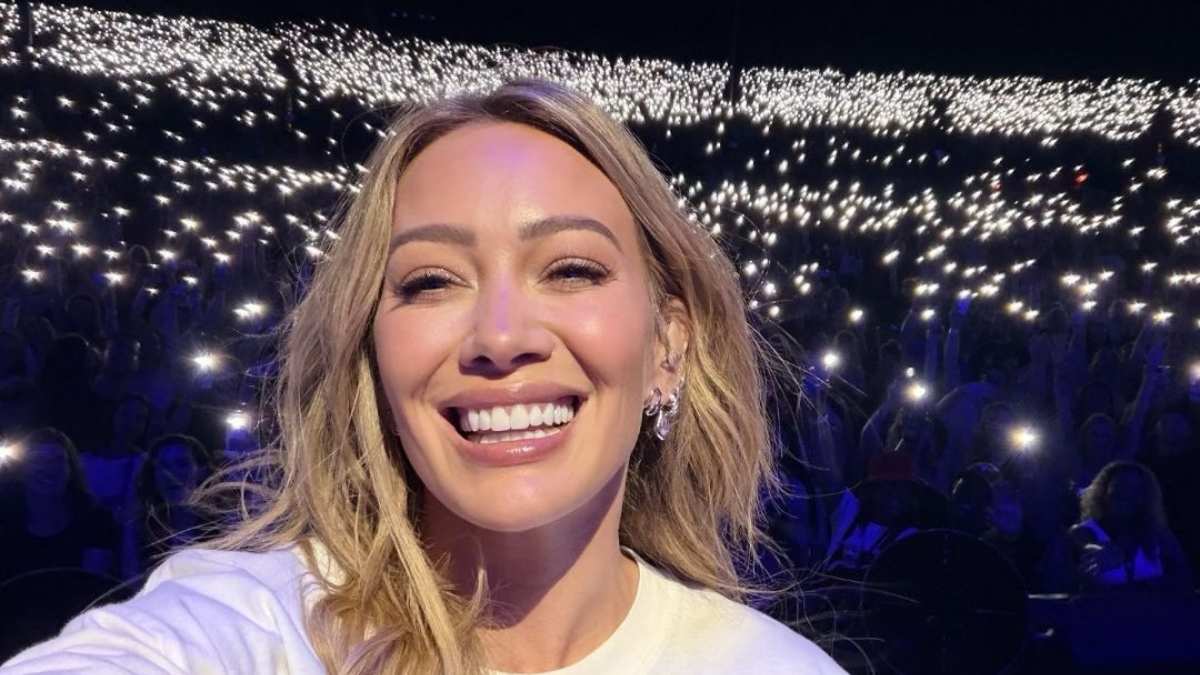 atasan biru metalik Hilary Duff Tampil Memukau dengan Atasan Biru Metalik di… atasan biru metalik - ilustrasi berita Hilary Duff Tampil Memukau dengan Atasan Biru Metalik di Tur 'Lucky Me'