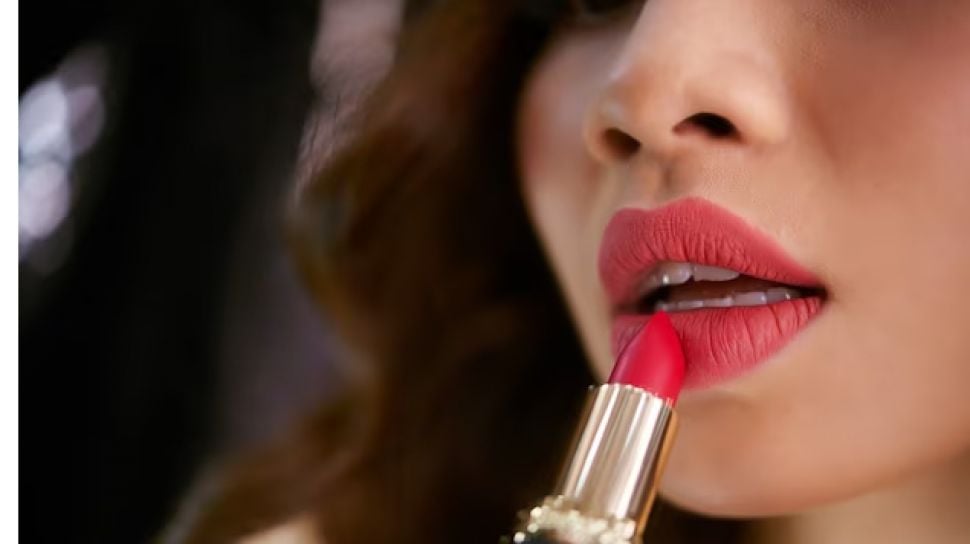 lipstik dan pakaian Cara Memadukan Lipstik dan Pakaian agar Tampilan Lebih… lipstik dan pakaian - ilustrasi berita Cara Memadukan Lipstik dan Pakaian agar Tampilan Lebih Serasi
