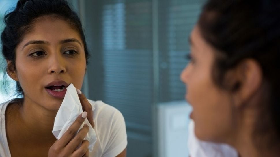 pori tersumbat 10 Langkah Ampuh Mengatasi Pori Tersumbat Setelah Pakai Makeup pori tersumbat - ilustrasi berita 10 Langkah Ampuh Mengatasi Pori Tersumbat Setelah Pakai Makeup