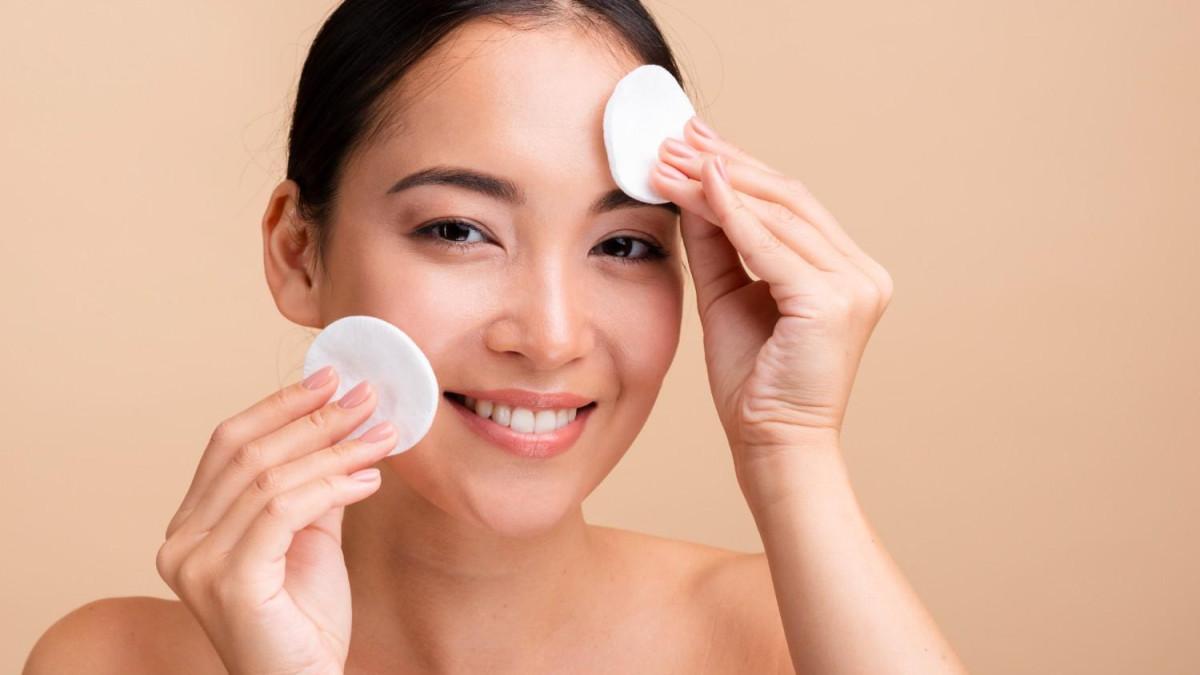 toner pad praktis - ilustrasi berita Toner Pad Praktis: Solusi Cepat untuk Kulit Wajah Lebih Segar dan Lembap