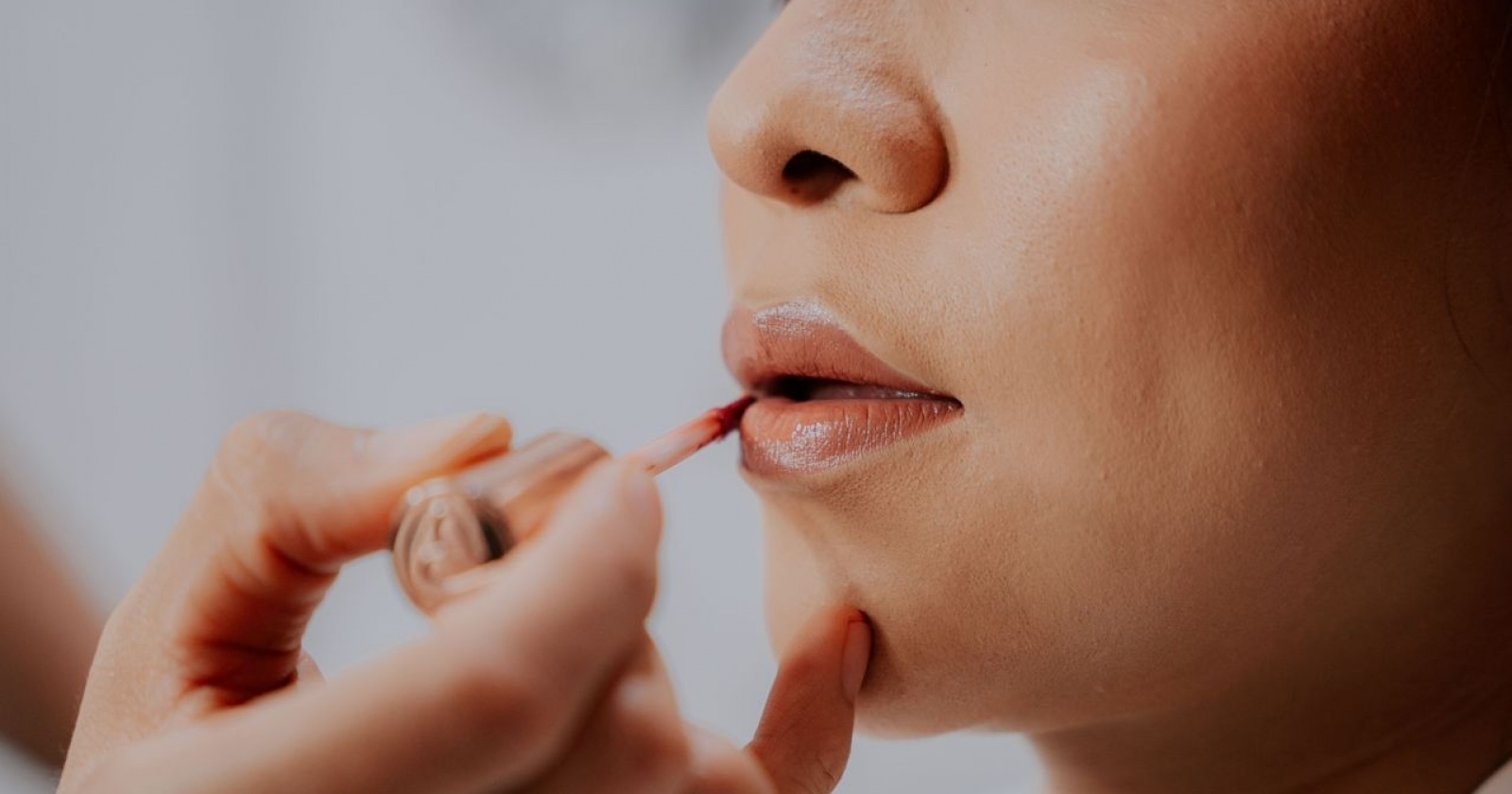 warna lipstik - ilustrasi berita Memilih Warna Lipstik untuk Acara Formal agar Tampak Elegan
