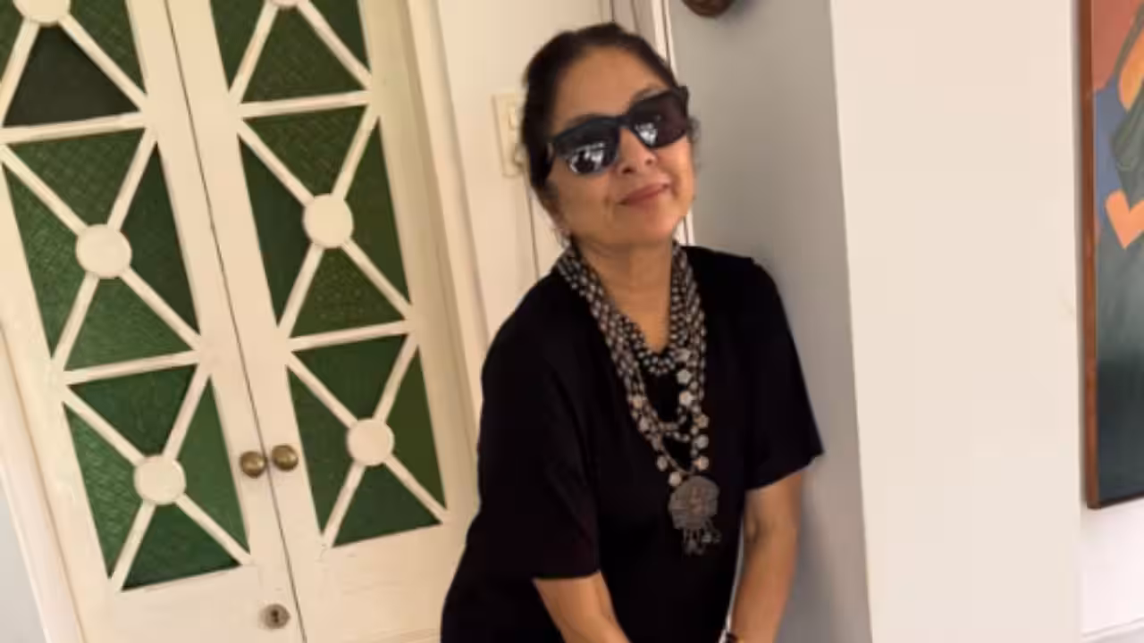 rumah neena gupta - ilustrasi berita Interior Monokrom Berbalut Sentuhan Indie di Rumah Neena Gupta yang Penuh Seni