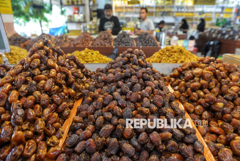 tiga kurma - ilustrasi berita Sarapan Tiga Kurma: Manfaat untuk Pencernaan dan Catatan Ahli